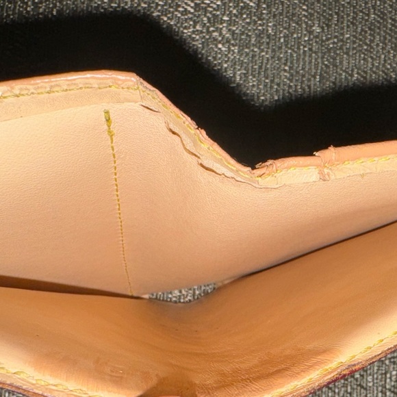 Preloved White Multicolor Murakami Kiss-Lock Wallet - Picture 7 of 8